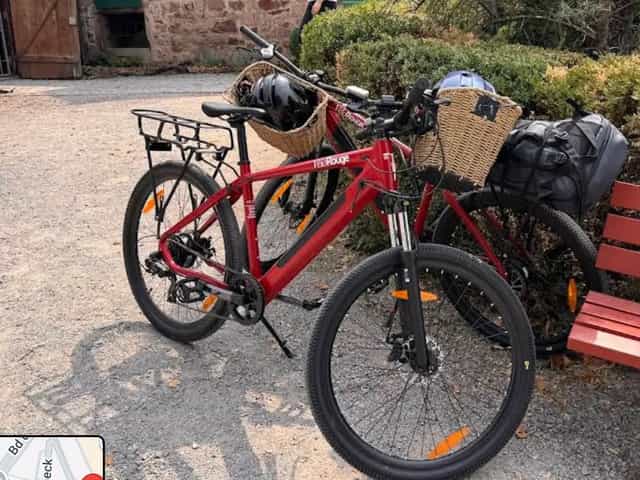 Zwei rote VeloRouge-E-Bikes in einem elsässischen Hof