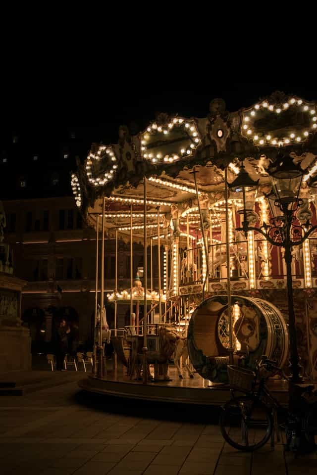 Das historische Straßburger Karussell funkelt in der Weihnachtsnacht.