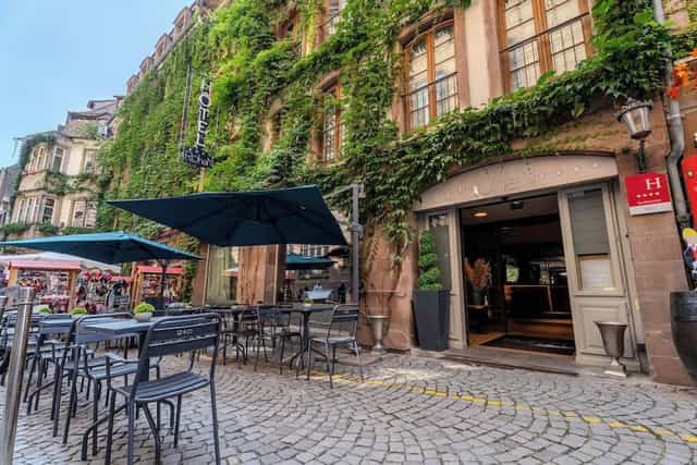 Terrasse und Eingang des Hotel Rohan in Straßburg
