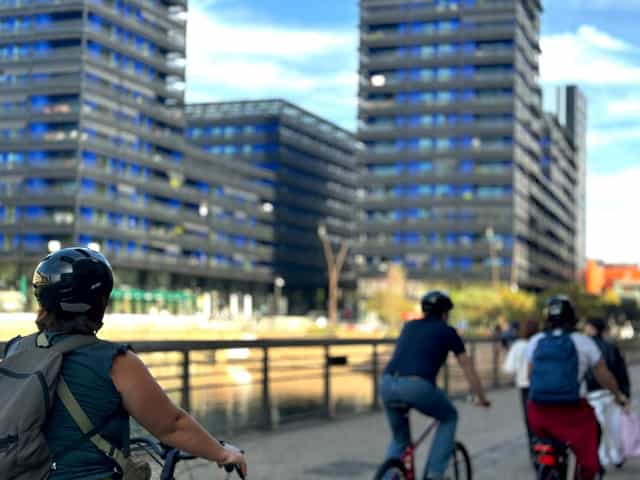 Radfahrer bei Straßburgs neuen Stadtvierteln