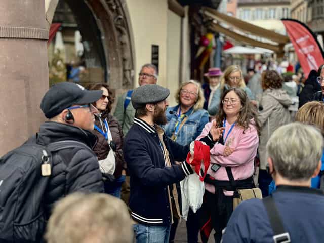 Guide im Gespräch mit Gästen während einer Stadtführung in Straßburg