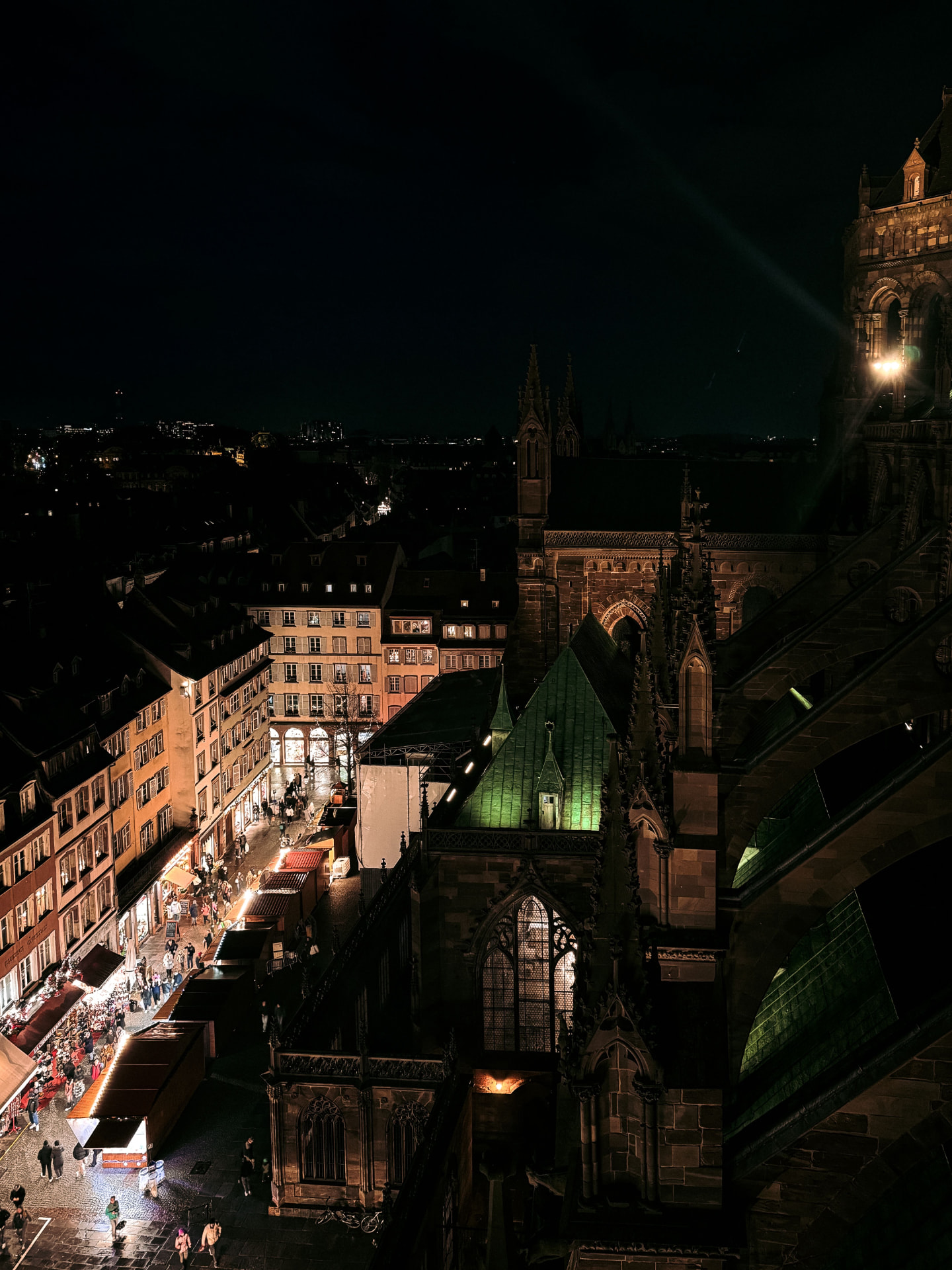 Das Straßburger Münster und die Weihnachtsmarktstraßen bei Nacht von oben