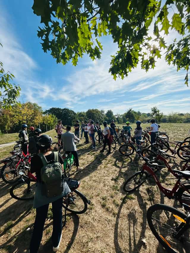 Groupe de cyclistes et vélos rassemblés dans un parc