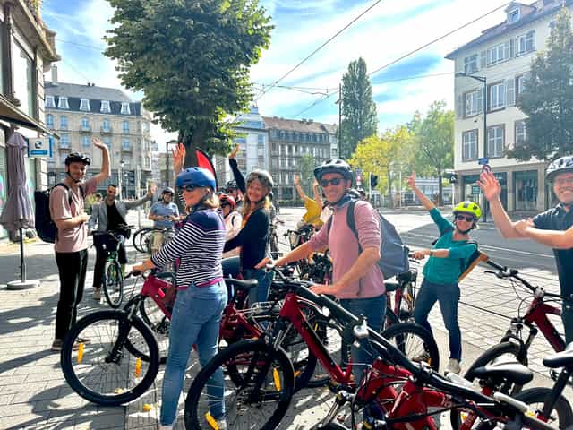 Groupe VéloRouge à vélo électrique dans une rue de Strasbourg