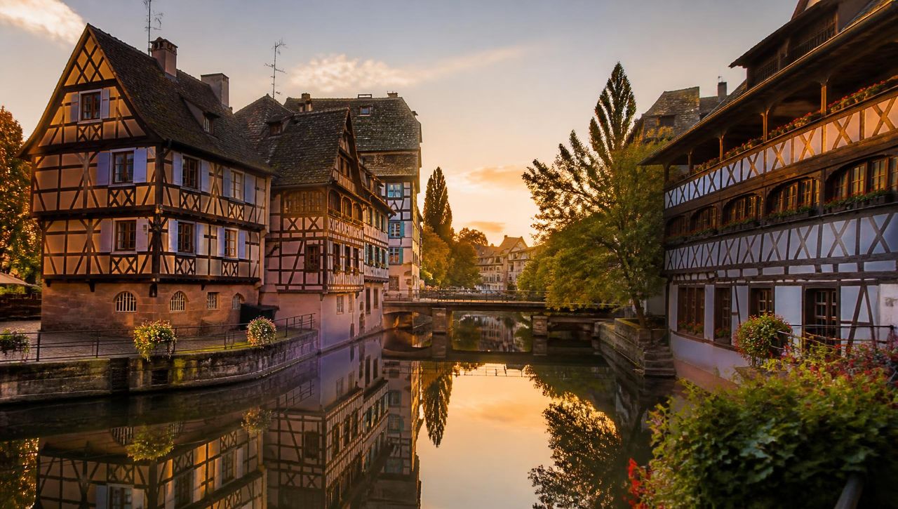 Die Kanäle der Petite France in Straßburg bei Sonnenuntergang, Startpunkt jeder VéloRouge E-Bike-Vermietung.