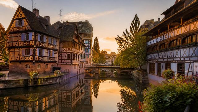 Surreal Strasbourg E-Bike-Vermietung — Die Kanäle der Petite France in Straßburg bei Sonnenuntergang, Startpunkt jeder VéloRouge E-Bike-Vermietung.