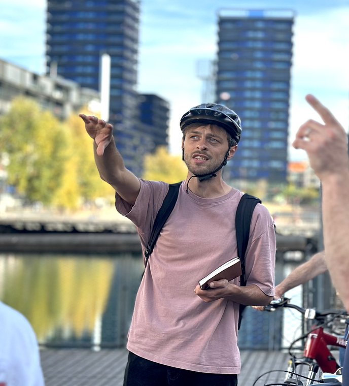 Monsieur ARNDTS, unabhängiger Partner-Guide, erklärt einer kleinen Gruppe die Stadt